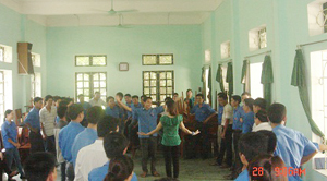 Các học viên thực hành một số bài múa tập thể.