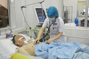 Bác sĩ Khoa Hồi sức cấp cứu (Bệnh viện đa khoa tỉnh) khám cho bênh nhân Bùi Văn Rưm bị tai bến mạch máu lão.