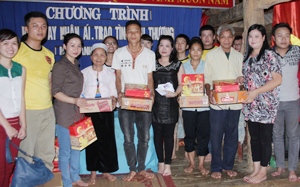 Hội từ thiện “Nối vòng tay lớn” tặng quà cho các hộ gia đình chính sách của xã Mỹ Thành (huyện Lạc Sơn).