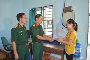 Trung úy chuyên nghiệp Nguyễn Thanh Sơn trao trả lại số tiền hơn 25 triệu đồng cùng một số giấy tờ trong chiếc ví bị rơi cho chị Đinh Thị Thu Hiền.

