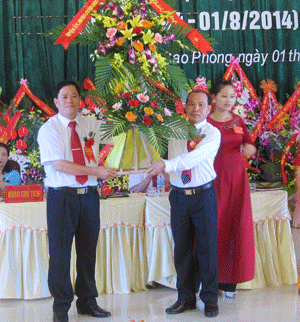 Đồng chí Bùi Đức Hinh, Bí thư Huyện uỷ Cao Phong tặng lẵng hoa chúc mừng Đảng bộ, chính quyền và nhân dân thị trấn Cao Phong.


