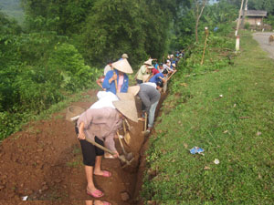 Xã Do Nhân (Tân Lạc) huy động lực lượng tại chỗ tu sửa đường liên xóm Trăng bị ảnh hưởng trong mùa mưa bão.