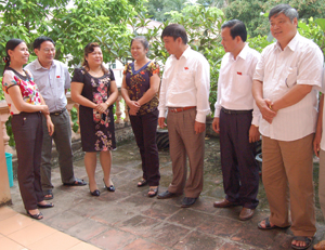 Các đại biểu HĐND huyện Kim Bôi trao đổi kinh nghiệm nhằm nâng cao vai trò người đại biểu dân cử.