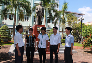 Các thầy, cô trường THPT chuyên Hoàng Văn Thụ chia vui, chúc mừng với kết quả thi đại học của 2 em Võ Hoàng Hùng và Nguyễn Ngọc Ánh Trang (thứ hai, thứ ba từ phải ảnh).