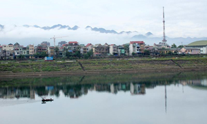 Góc thành phố Hòa Bình yên bình bên sông Đà.
