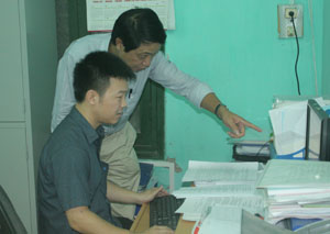 Cán bộ Phòng Việc làm - An toàn Lao động (Sở LĐ -TB&XH) cập nhật số liệu lao động xuất cảnh trái phép trên địa bàn tỉnh.