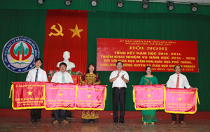 Đồng chí Bùi Văn Cửu, Phó Chủ tịch TT UBND tỉnh trao cờ thi đua của UBND tỉnh cho các trường học xuất sắc dẫn đầu các khối học năm học 2013-2014.