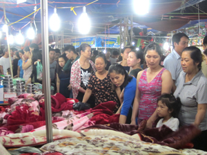 Hội chợ thương mại – văn hóa huyện Lương Sơn khai mạc từ tối ngày 6/8 thu hút sự quan tâm của người tiêu dùng trên địa bàn.