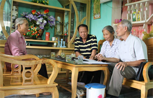 Cán bộ Hội khuyến học huyện, xã Đông Phong đến thăm, trao đổi kinh nghiệm về công tác khuyến học tại nhà ông Bùi Công Đoàn (người mặc áo kẻ) gia đình hiếu học tại xóm Quáng Ngoài.