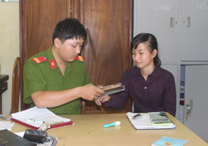 Cán bộ Đội Cảnh sát quản lý hành chính về TTXH (Công an huyện Yên Thủy) hướng dẫn, tạo điều kiện thuận lợi cho người dân đến làm việc.