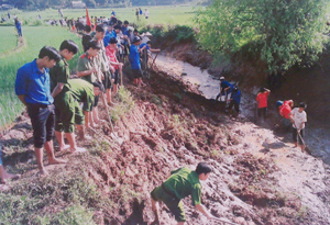 Hưởng ứng chiến dịch hè tình nguyện, ĐV-TN huyện Mai Châu tích cực tham gia ngày công giúp đỡ nhân dân xã Piềng Vế khơi thông hệ thống kênh mương thủy lợi nội đồng.