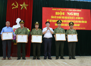 Đồng chí Nguyễn Văn Dũng, Phó Chủ tịch UBND tỉnh trao bằng khen của UBND tỉnh cho các tập thể và cá nhân có thành tích xuất sắc.