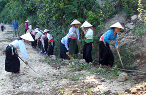 Nhân dân xã Mường Chiềng đóng góp ngày công tu sửa đường giao thông nông thôn.

