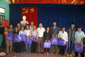 Báo Hoà Bình trao quà cho các hộ nghèo xã Phú Thành (Lạc Thuỷ)

