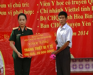 Lãnh đạo Viện Y học cổ truyền quân đội trao trang thiết bị y tế cho xã Lạc Sỹ, huyện Yên Thủy. 

