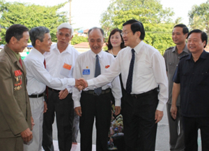 Chủ tịch nước Trương Tấn Sang với đại biểu dự Ðại hội các chiến sĩ cách mạng bị địch bắt, tù đày của tỉnh Ninh Bình. Ảnh: NGUYỄN KHANG (TTXVN)