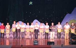 Đồng chí Bùi Văn Cửu, Phó Chủ tịch TT UBND tỉnh cùng các đồng chí đại diện Cục văn hoá cơ sở - Bộ VH,TT&DL và Sở VH,TT&DL tỉnh trao cờ cho các đơn vị tham gia hội thi.

 

