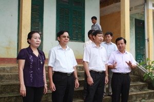 Đồng chí Bùi Văn Cửu, Phó Chủ tịch TT UBND tỉnh và các thành viên đoàn công tác đi thị sát các hạng mục cơ sở vật chất trường lớp của trường PT liên cấp tại xã Ngọc Sơn.

 

