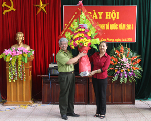 Đồng chí Hoàng Thị Chiển, UVBTV, Trưởng Ban Dân vận Tỉnh uỷ, Phó Trưởng Ban chỉ đạo 09 tỉnh tặng hoa chúc mừng Hạt kiểm lâm huyện Cao Phong, đơn vị thực hiện tốt phong trào toàn dân BVANTQ.