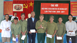 Đồng chí Xa Đức Hùng, Chủ tịch Hội nạn nhân chất độc da cam/dioxin huyện Đà Bắc trao quà cho các nạn nhân xã Trung Thành.
