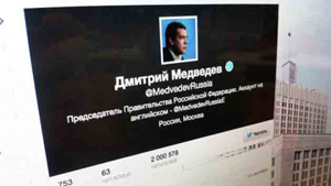 Hình ảnh chụp tài khoản twitter của Thủ tướng Nga Dmitry Medvedev bị hack. (Ảnh: RIA Novosti).