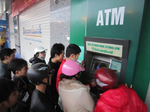Người dân chen chúc xếp hàng chờ rút tiền qua thẻ ATM.