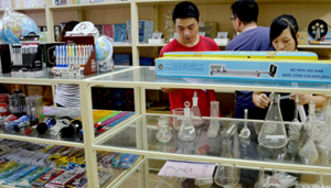 Một cửa hàng Thiết bị giáo dục vừa được khai trương phục vụ cho năm học mới tại Hà Nội. Ảnh: NXB GDVN
