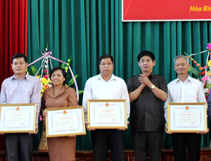 Ông Bùi Văn Tỉm (ngoài cùng bên phải) được BTV Tỉnh ủy biểu dương, khen thưởng vì đã có nhiều thành tích xuất sắc trong phong trào thi đua “Dân vận khéo” giai đoạn 2011 - 2013.
