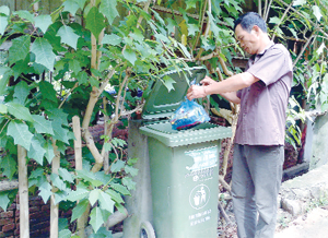 Phòng TN &MT huyện Cao Phong hỗ trợ thùng đựng rác tại bản Giang Mỗ, xã Bình Thanh nhằm đáp ứng tiêu chí môi trường trong xây dựng NTM.

