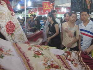 Đông đảo người dân vùng nông thôn huyện Tân Lạc mua sắm tại hội chợ.

