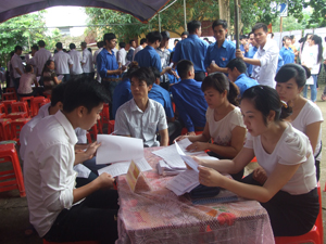 Người lao động đến tìm hiểu thông tin học nghề, việc làm tại Sàn giao dịch việc làm huyện Kim Bôi năm 2014.