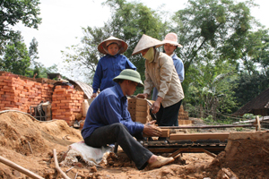 Từ vốn vay của NH NN &PTNT huyện Lạc Sơn, nhiều hộ dân xã Văn Nghĩa đầu tư vào sản xuất vật liệu xây dựng góp phần tạo việc làm và thu nhập ổn định.

