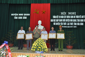 Thiếu tướng Nguyễn Văn Khảo, Cục trưởng Cục V28 (Bộ Công an) trao bằng khen của Bộ Công an cho các tập thể, cá nhân trong phong trào toàn dân bảo vệ ANTQ cụm an toàn về ANTT vùng giáp ranh Hòa Bình  - Ninh Bình .