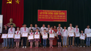 Trong năm học 2013 - 2014, UBND huyện Lạc Sơn đã khen thưởng cho 171 học sinh giỏi cấp tỉnh.         

 

