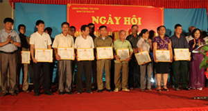 Lãnh đạo phường Tân Hòa tặng giấy khen cho 22 cá nhân có thành tích xuất sắc trong phong trào TDBVANTQ 2014.