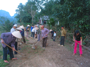 Xóm Bình Tân, xã Nam Thượng (Kim Bôi) huy động nhân dân phát dọn, làm vệ sinh trên đường liên xóm.

