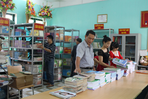 Các thầy cô giáo trường tiêu học thị trấn Chi Nê (Lạc Thuỷ) chuẩn bị sách giáo khoa sách tham khảo cho năm học mới.

 

