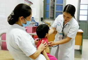 Bác sỹ phòng khám ngoại trú nhi, khoa nhi (Bệnh viện Đa khoa tỉnh) tăng cường các hoạt động khám rà soát, sàng lọc trẻ nhiễm “H” trong nhóm đối tượng có nguy cơ cao. 

