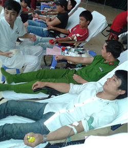ĐV- TN huyện Kỳ Sơn tham gia hiến máu trong chương trình hiến máu tình nguyện năm 2014 của huyện.
