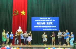 Tiết mục Nhảy dân vũ của các bạn tình nguyện viên Việt Nam -Canada đã đem lại không khí sôi động cho đêm giao lưu.