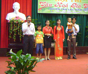 Quyền trẻ em được tuyên truyền phổ biến tại hội thi gia đình văn hóa huyện Tân Lạc năm 2014.