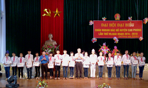 Lãnh đạo huyện Cao Phong tặng quà tuyên dương cháu ngoan Bác Hồ.