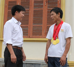 Anh Bùi Văn Chình (bên phải) đang trao đổi với cán bộ VH-XH xã Địch Giáo.