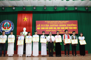 Ông Quách Thế Tản, Chủ tịch Hội Khuyến học tỉnh trao thưởng cho các em học sinh người dân tộc thiểu số đoạt giải tại kỳ thi học sinh giỏi quốc gia năm 2014. Ảnh: P.V 

 

