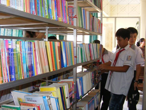 Bạn đọc thiếu nhi đến mượn sách tại Thư viện tỉnh.

