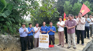 Đại diện lãnh đạo Huyện ủy, UBND huyện và xã Nuông Dăm, Đoàn thanh niên tại lễ khánh thành công trình cầu dân sinh Nuông Hạ.