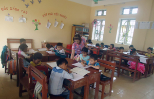 Cô giáo Trần Thị Thanh Huyền (trường tiểu học Bảo Hiệu), là giáo viên dạy giỏi cấp tỉnh trong một giờ dạy tăng cường, khảo sát đối tượng học sinh lớp 2.