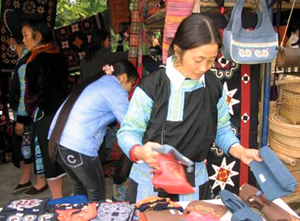 Nhóm thêu, dệt của chị Mùa Y Gánh có nhiều đợt tham gia hội trợ triển lãm các sản phẩm thủ công truyền thống và các sản phẩm thổ cẩm được khách hàng ưa thích, lựa chọn và đặt hàng.