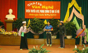 Hội Phụ nữ huyện Tân Lạc thực hiện đa dạng các hình thức tuyên truyền phổ biến, giáo dục pháp luật, trong đó, thường xuyên tổ chức lồng ghép trong các chương trình giao lưu văn nghệ.