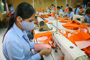 Nhiều doanh nghiệp tại huyện Lạc Thủy mở rộng SX-KD, đóng góp đáng kể vào nguồn thu NSNN. Ảnh: Nhà máy may chi nhánh Lạc Thủy - Công ty may Đức Giang giải quyết việc làm cho nhiều lao động địa phương.